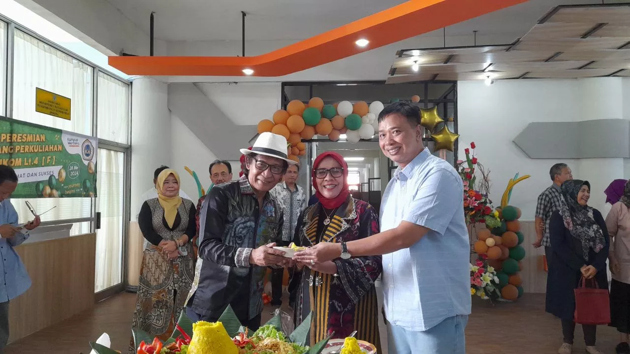 Fikom Unitomo Upgrade Ruang Perkuliahan 