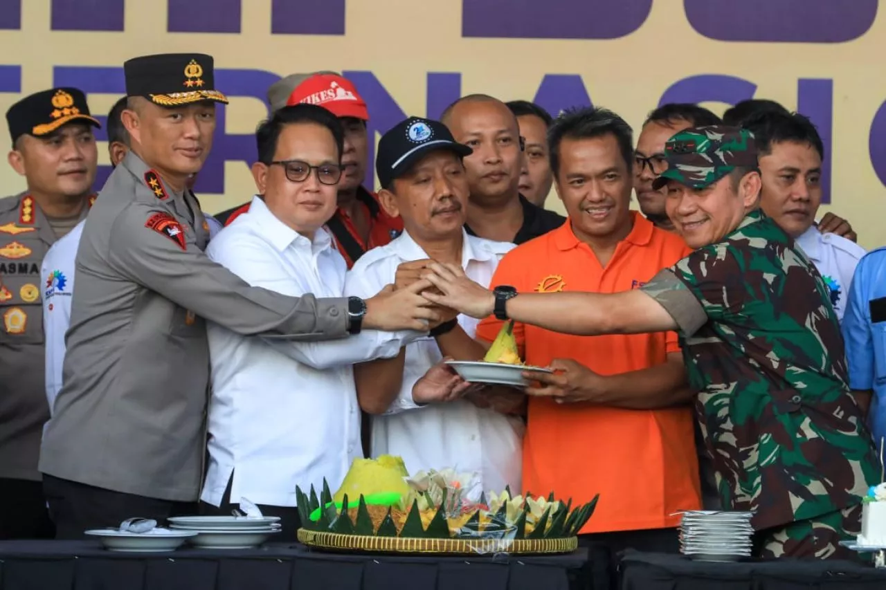 May Day 2024 di Jatim, Pj. Gubernur Adhy Potong Tumpeng dengan Puluhan Ribu Buruh