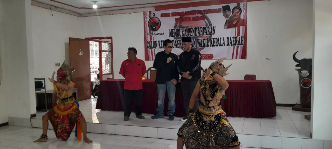 Tokoh Budaya Jati Duwur Jombang Daftar Bacabup Diantar 2 Penari Topeng di DPC PDIP