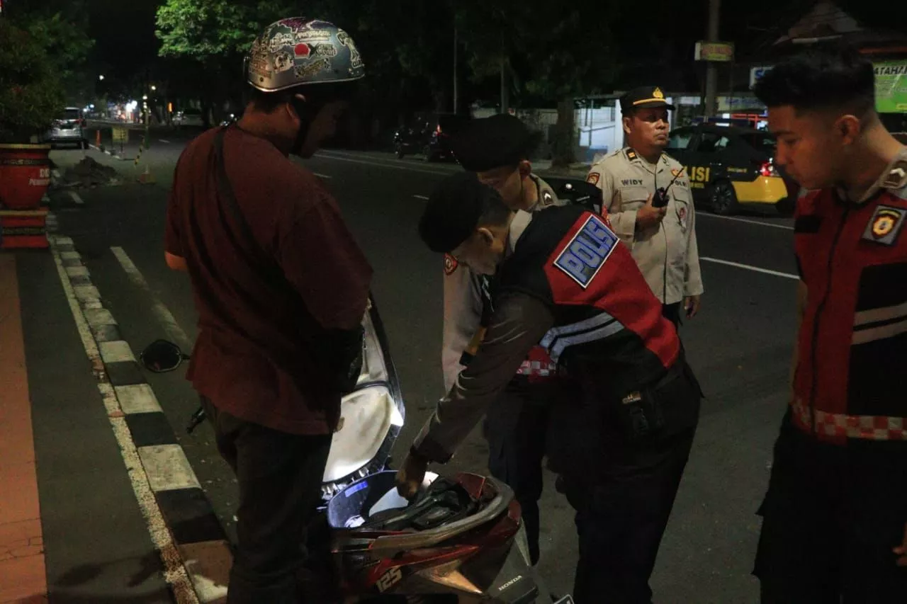 Polres Blitar Kota Amankan Puluhan Botol Miras Saat Patroli