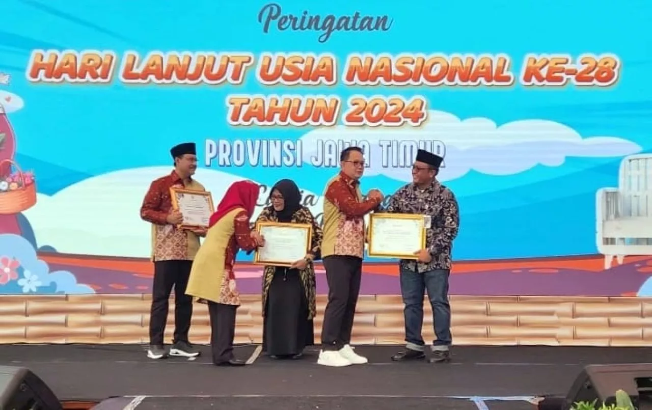 PT KAI Meraih Penghargaan Peduli Lansia dari Pemprov Jatim
