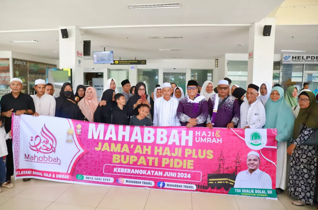 Warga Pidie Melepas Haru Pj Bupati dan Istri Menunaikan Ibadah Haji