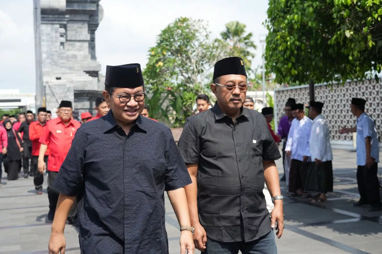 Cak Ji Dampingi Pramono Anung Nyekar ke Makam Bung Karno Blitar 