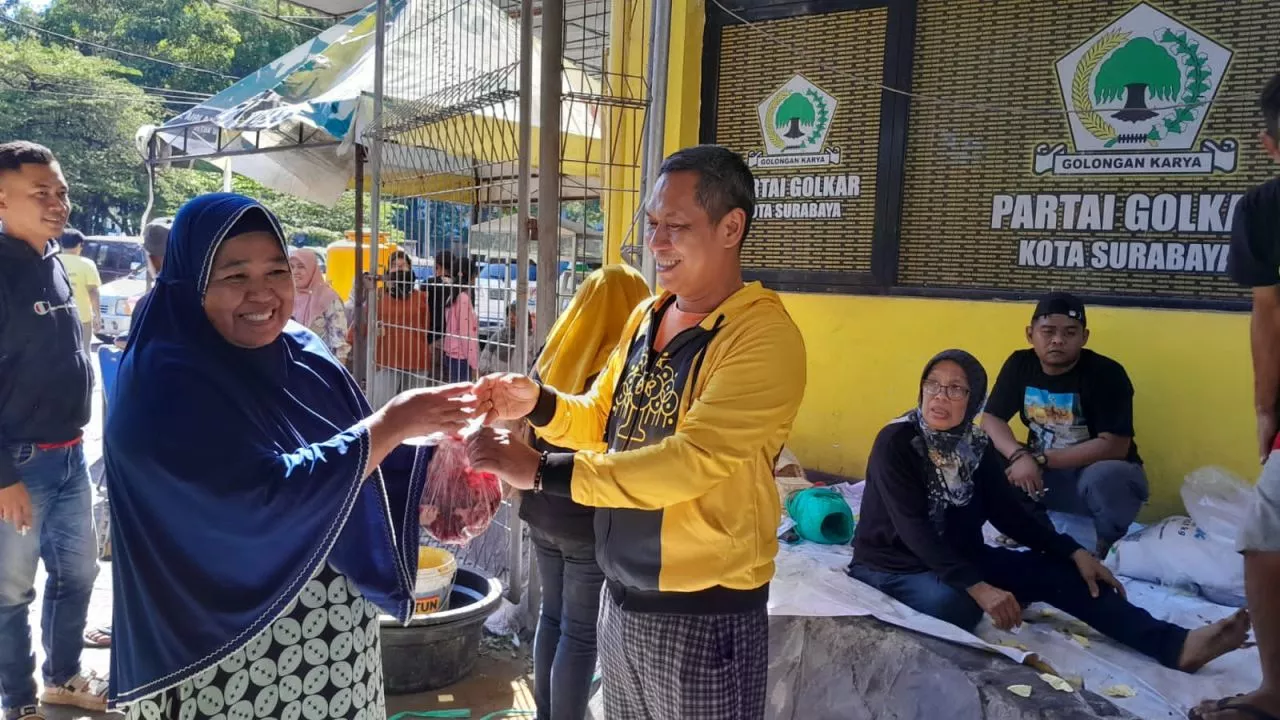 Pertahankan Tradisi, Golkar Surabaya Sembelih Empat Ekor Sapi Kurban 