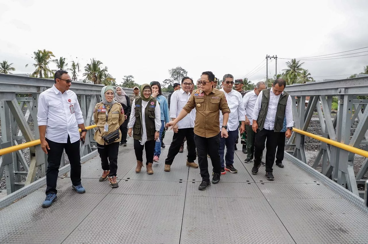 Pj. Gubernur Jatim Resmikan Tanggul Sungai Mujur dan Jembatan Kloposawit