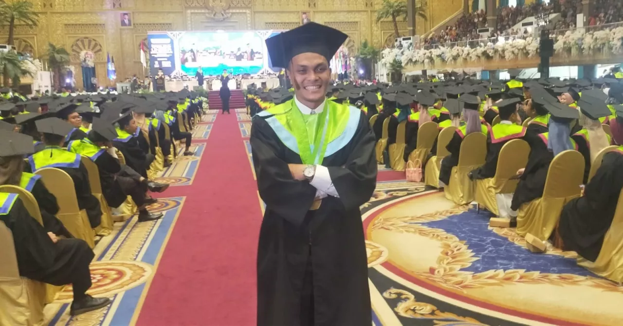 Pemain Timnas Asal Surabaya Rachmad Irianto Jalani Wisuda Sarjana di Unesa