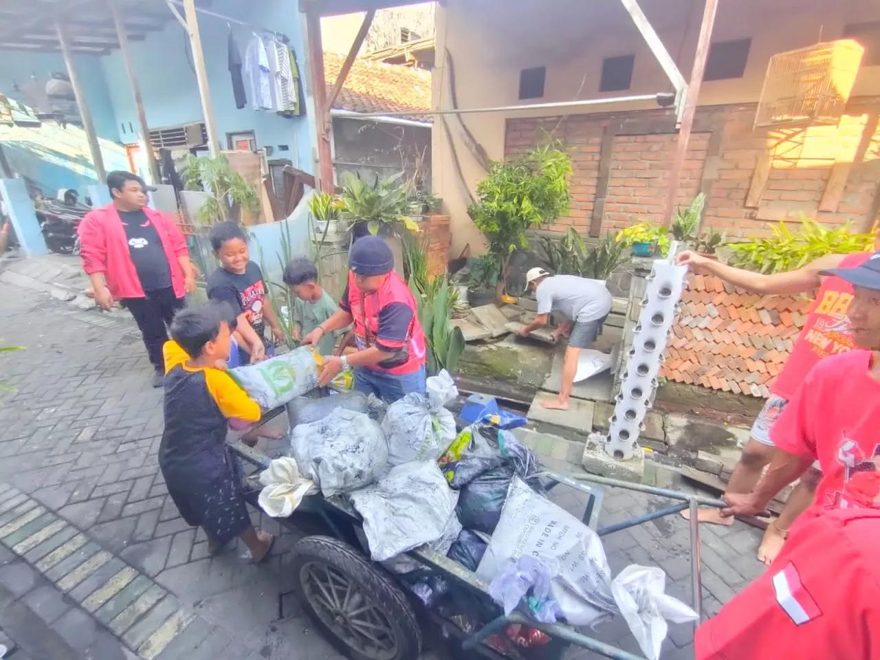 PDIP Surabaya Gotong - Royong bersama rakyat Resik Kampung