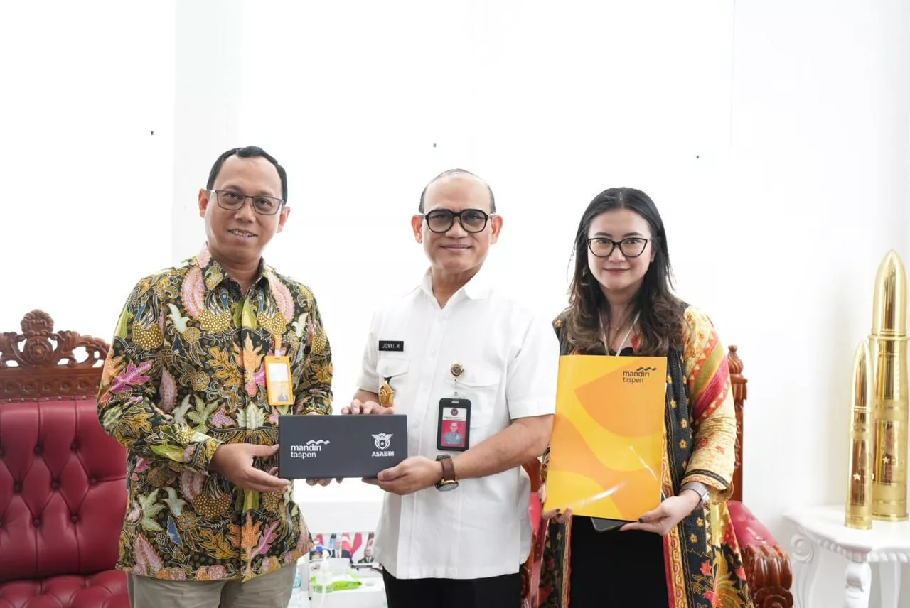 Penyerahan Tabungan Hari Tua Bank Mandiri Taspen dan ASABRI  