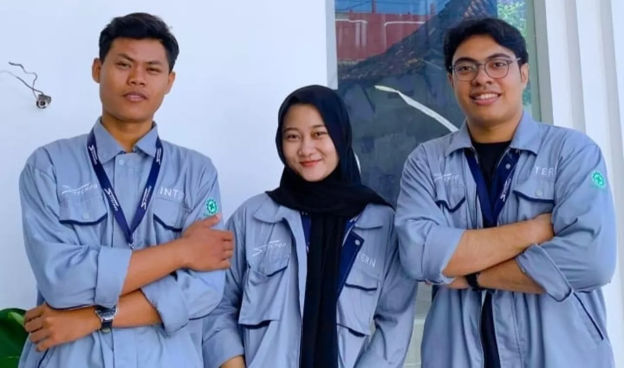 Mahasiswi Sarjana Terapan D-4 Teknik Mesin Unesa Raih Penghargaan di Program MSIB PT di Stechoq Robotika Indonesia