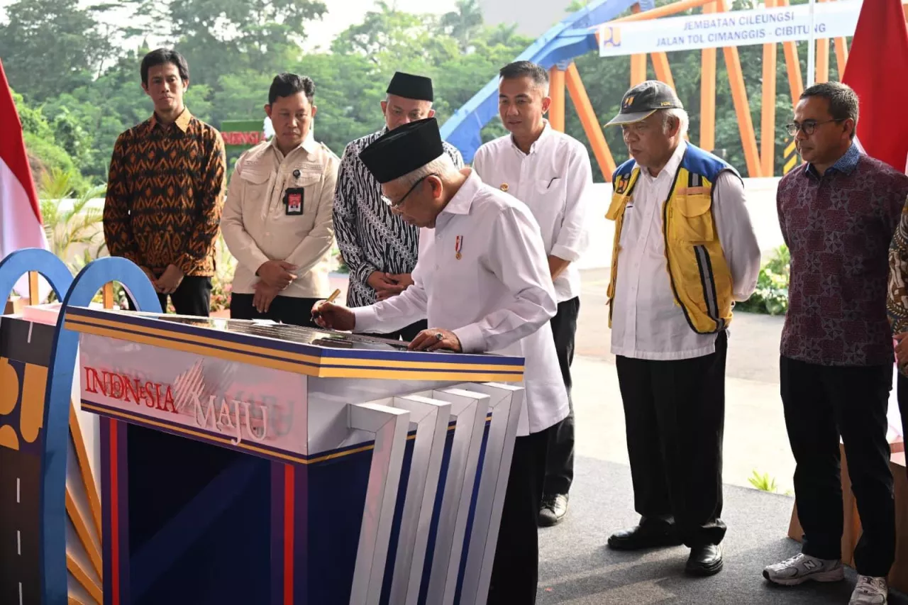 Wakil Presiden KH. Ma'ruf Amin Resmikan jalan tol sepanjang 26,18 kilometer di Cileungsi KM 57+400