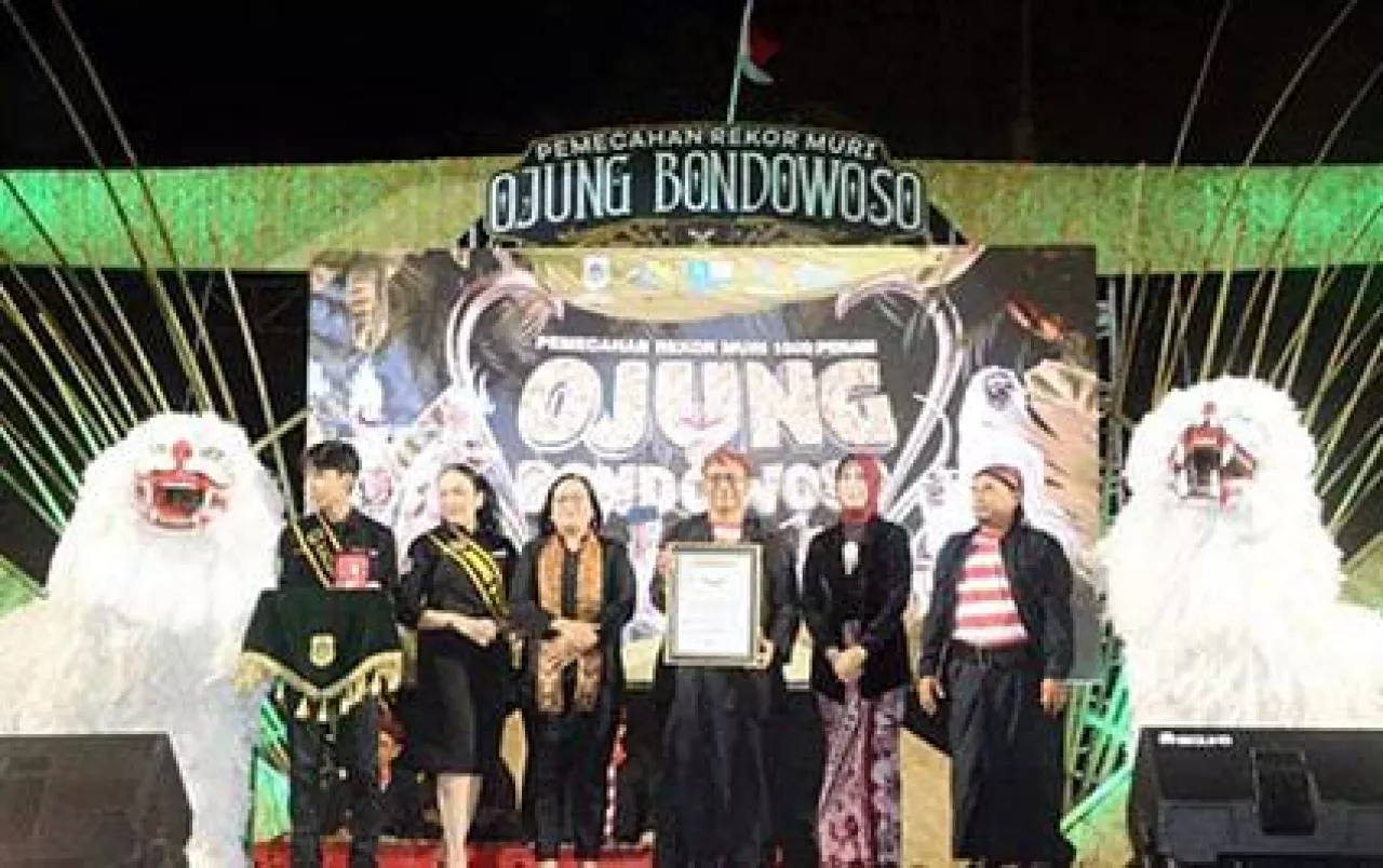 Pecahkan Rekor Muri dengan Tari Ojung, Pj Bupati Bondowoso : Budaya Lokal Harus Terus Dilestarikan