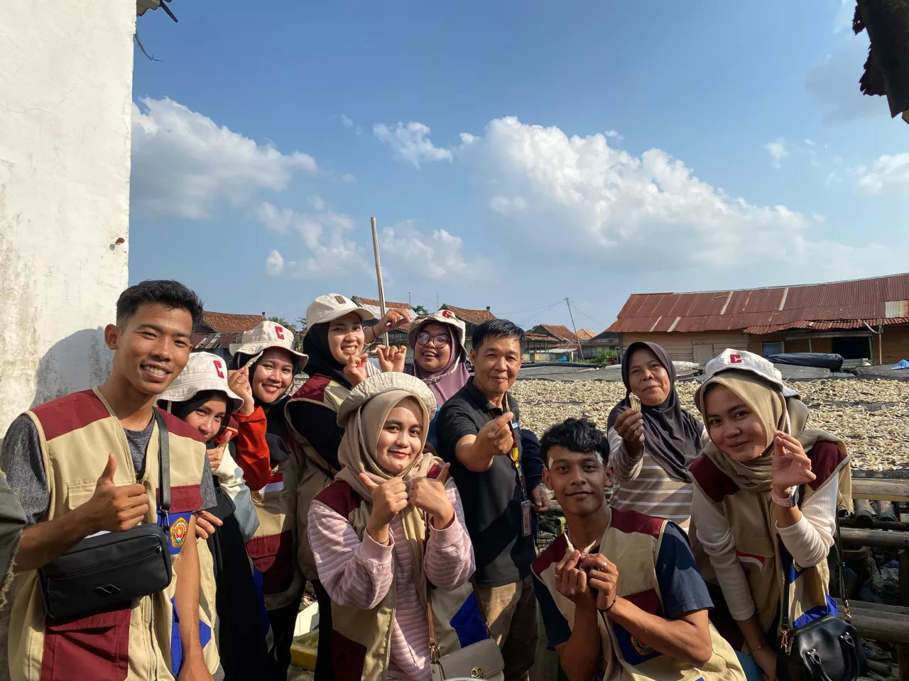Mahasiswa STISIPOL Candradimuka Beri Edukasi Usaha Sentra Iwak Asin Warga Seberang Ulu Palembang