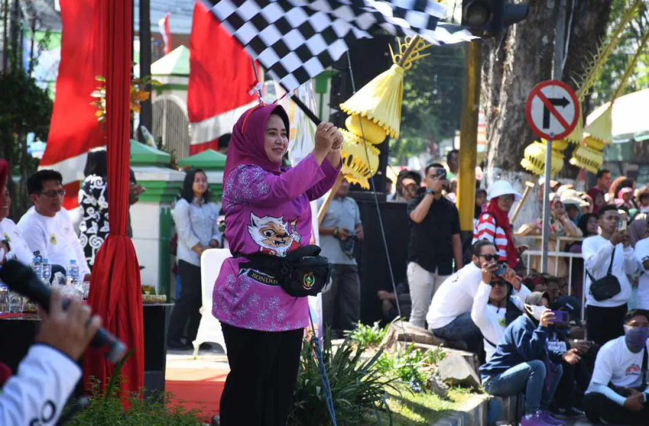 Ketua Persit KCK Cab XXXVI Bondowoso Lepas Peserta Pawai Budaya 