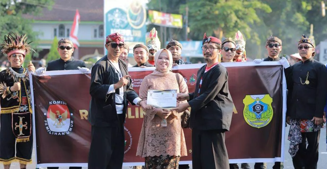 Meriahkan Pawai Budaya, KPU Bondowoso Sosialisasi Pelaksanaan Pilkada 2024
