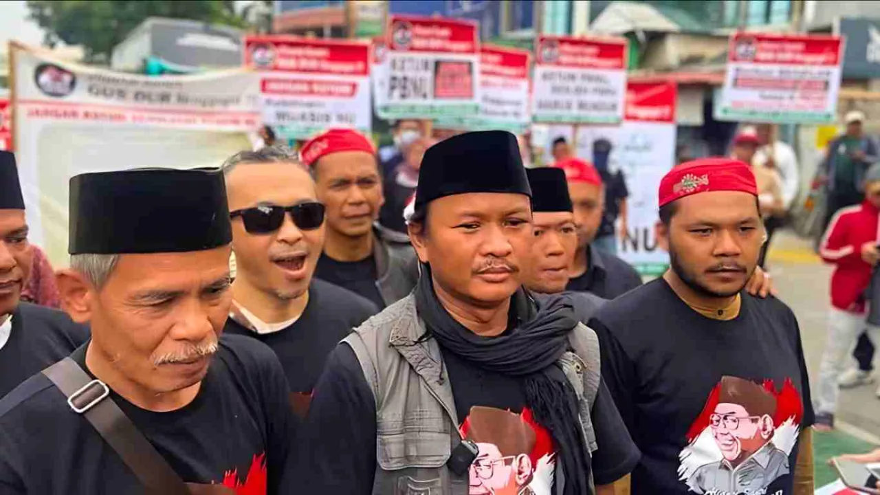 Puluhan Massa Unjuk Rasa di Depan Kantor PBNU Mendesak Pengunduran Gus Yahya dan Gus Ipul