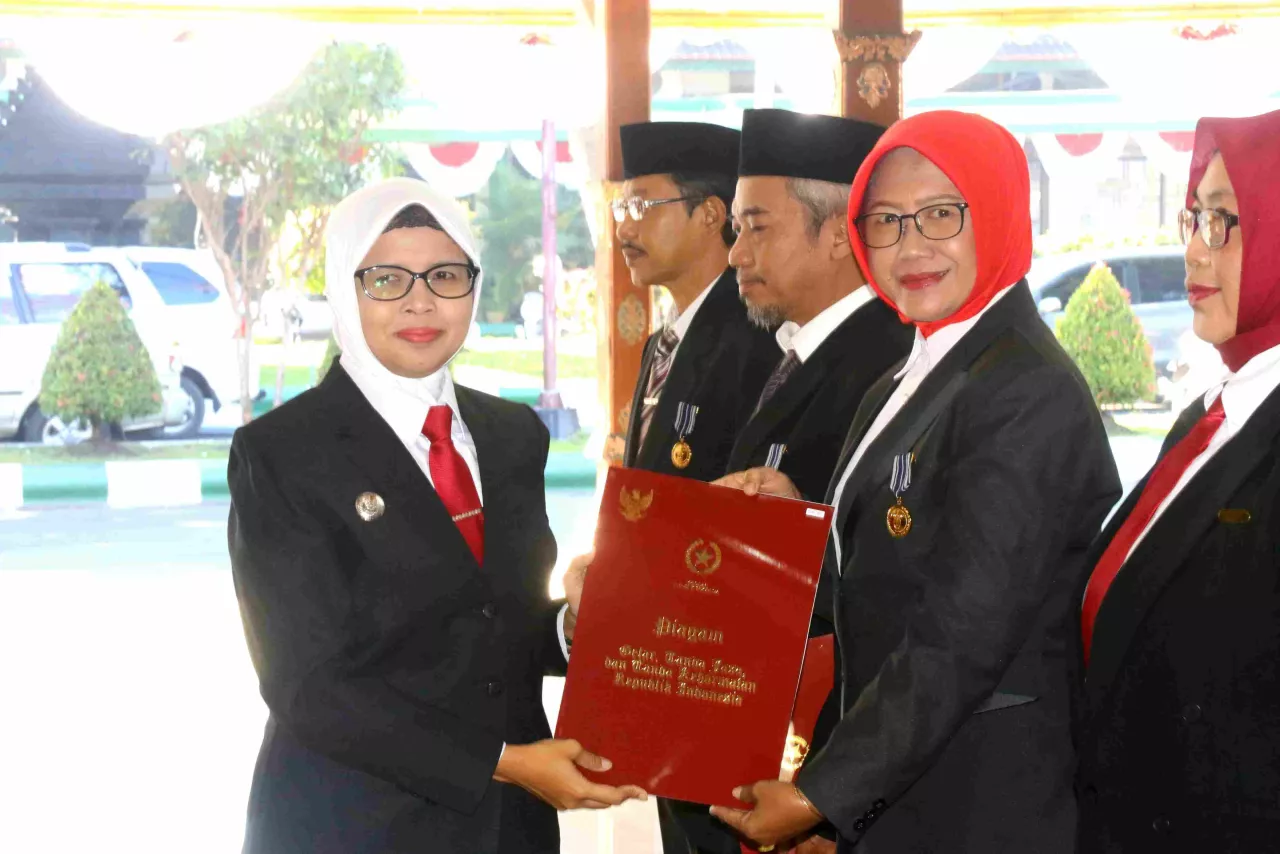 Sejumlah ASN Pemkab Blitar Terima Tanda Kehormatan Satyalancana Karya Satya