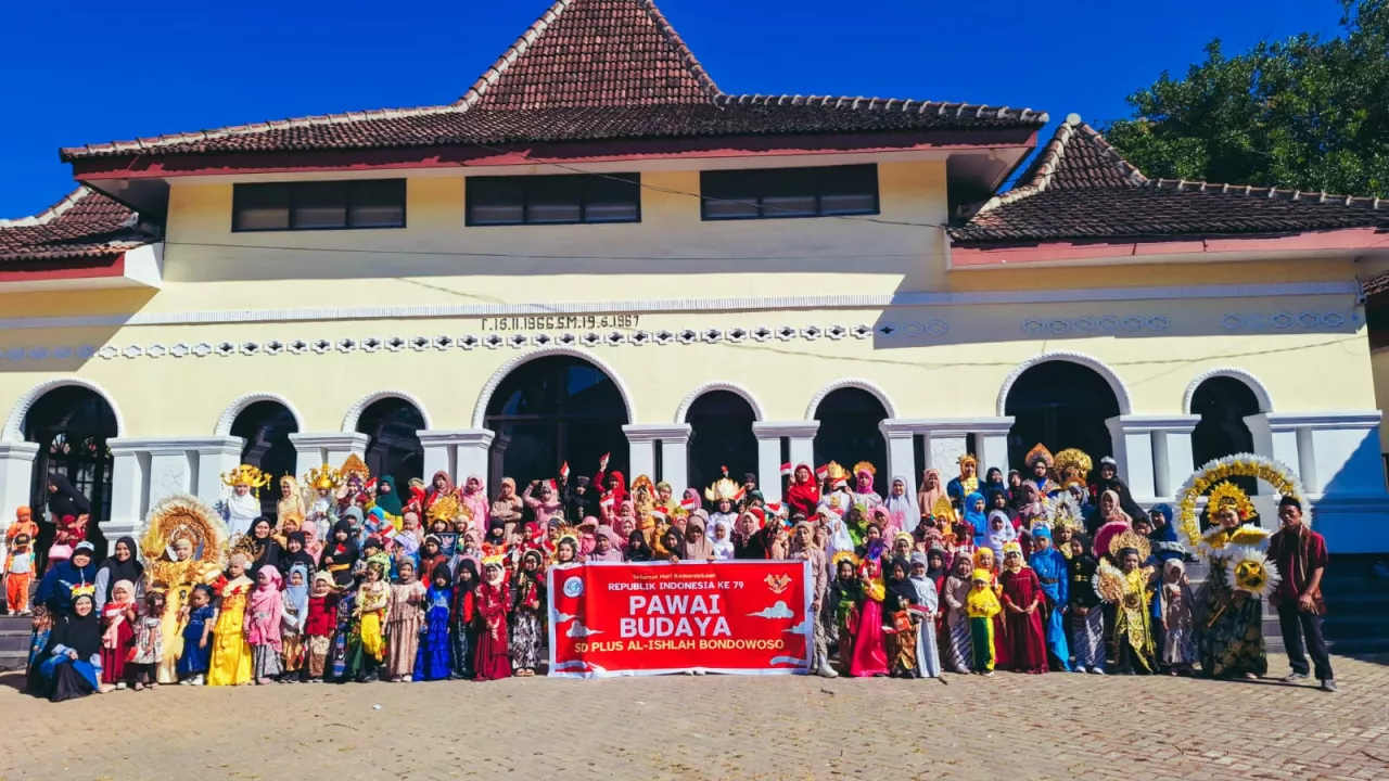 Peringati HUT ke-79 RI, SD Plus Al Ishlah Bondowoso Gelar Pawai Budaya Nusantara