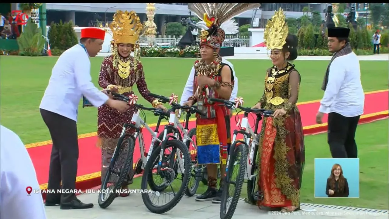 Istri Ketua DPD RI Dapat Hadiah dari Presiden Jokowi