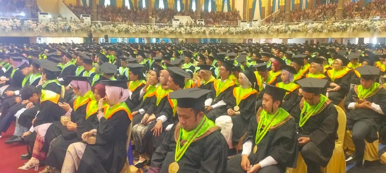 Rektor Unesa Kukuhkan 1.552 Wisudawan dan Wisudawati Periode ke-111