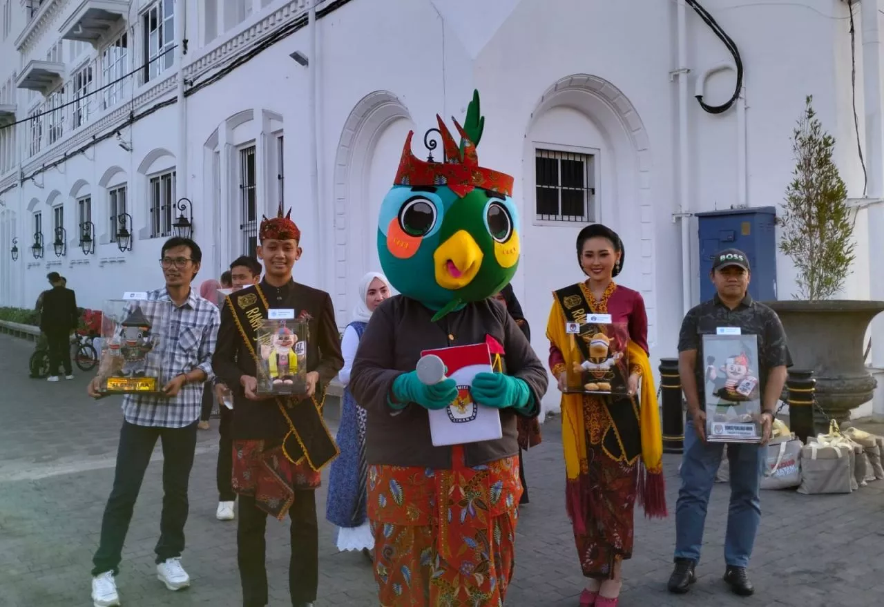 KPU Jatim Sosialisasi Maskot Pilkada Serentak 2024 di Kawasan Kota Lama Surabaya