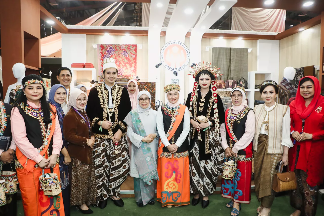 Pj.Ketua Dekranasda Jatim Launching Baju Adat Pengantin Sampang di Event Pameran Kerajinan Nusantara