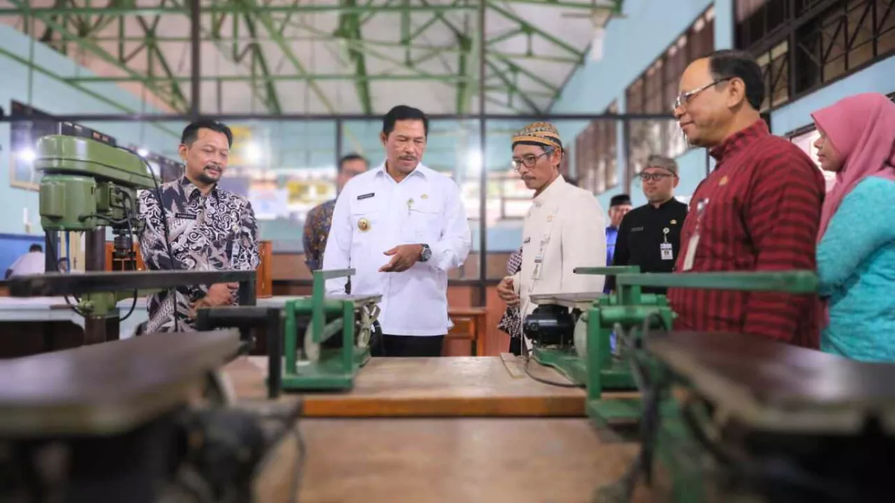 Kunjungan Kerja ke Solo, Nana Sudjana Tinjau Penggunaan DAK di SMKN 9