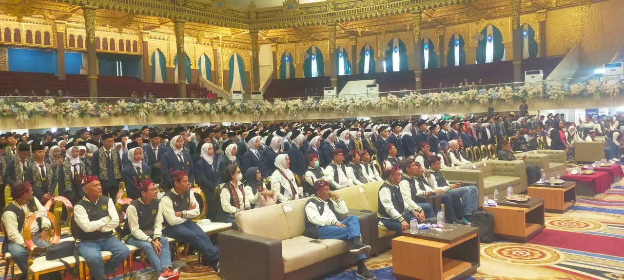 Unesa Kukuhkan Ribuan PKKMB, Mensos Risma : Mereka Harus Bersaing Dengan Anak- Anak Seluruh Dunia