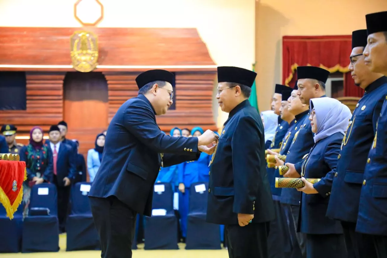 Adhy Karyono Lantik 13 Pjs Bupati dan Wali Kota di Jatim