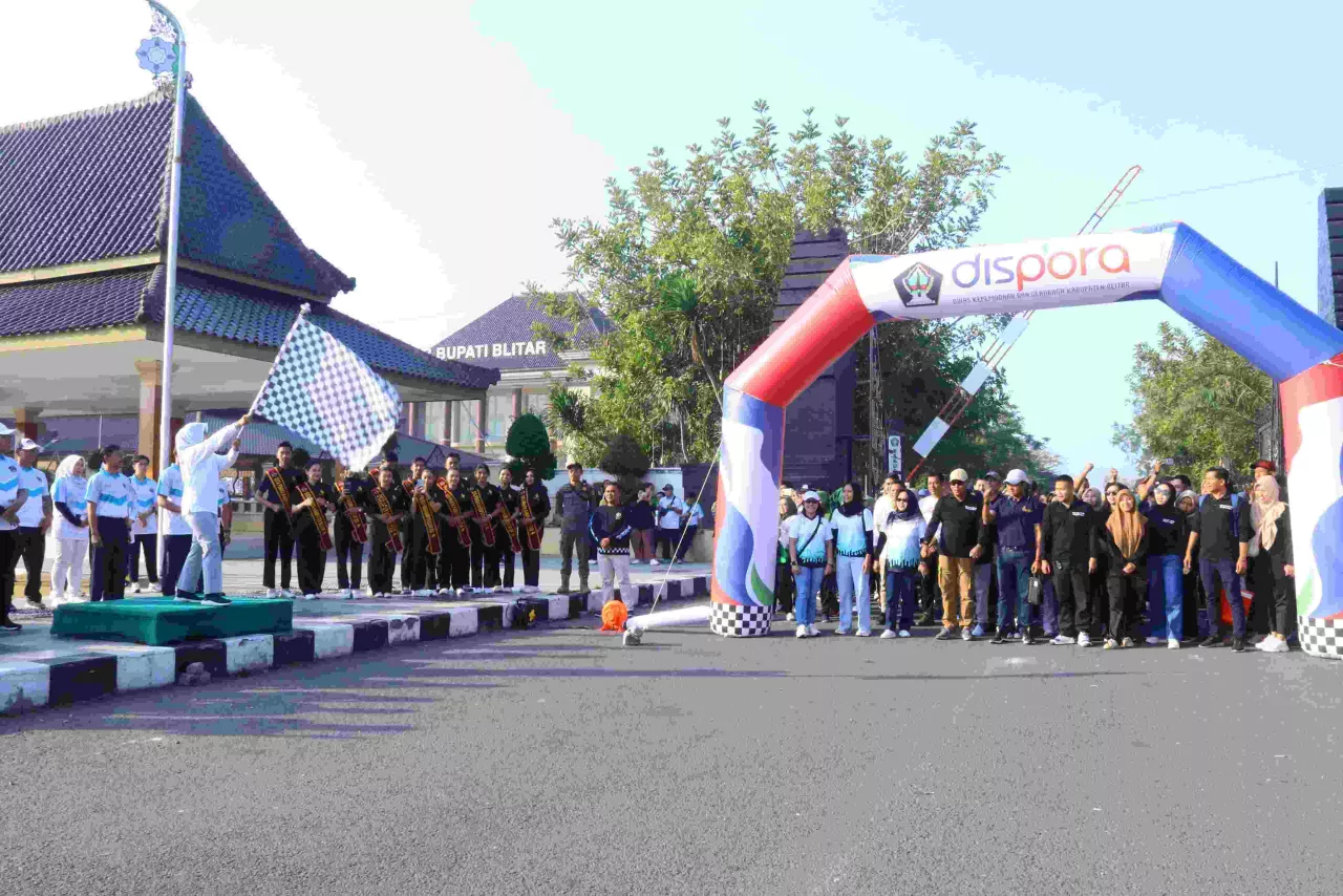 Berangkatkan Jalan Sehat, Bupati Blitar: Momen Sinergi untuk Kesehatan dan Kebugaran
