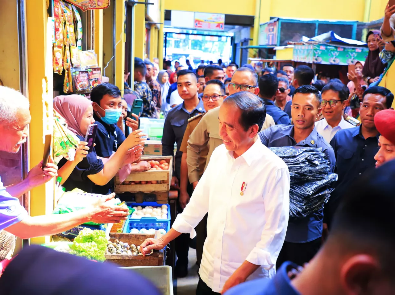 Pj Gubernur Adhy Dampingi Presiden Jokowi Blusukan di Pasar Soponyono