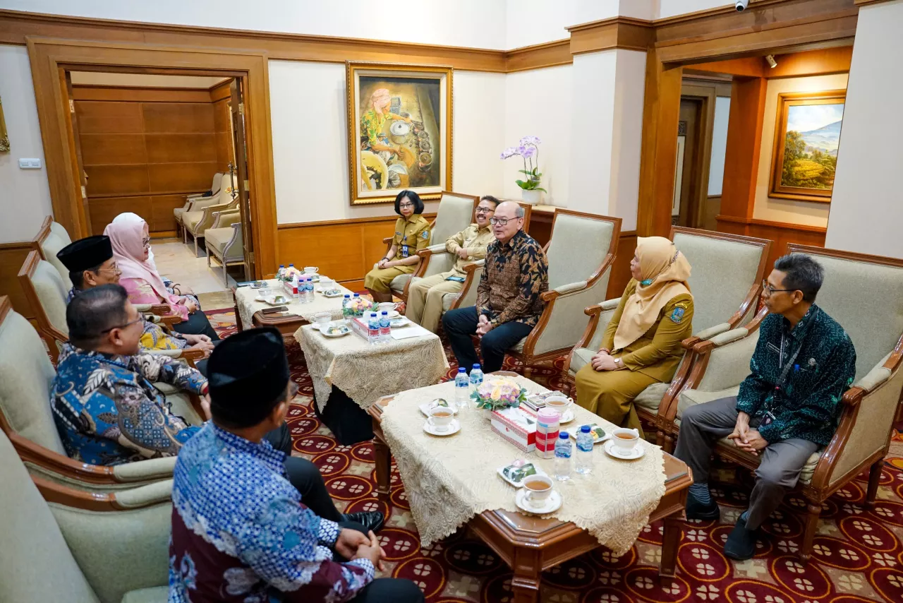 Pj. Sekdaprov Jatim Serahkan Surat Tugas 5 Plt. Bupati