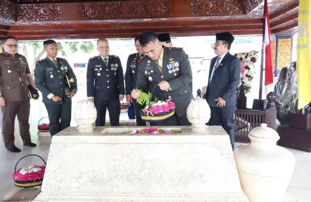 Dandim 0808/Blitar Pimpin Upacara Ziarah Peringatan Hari Pahlawan Ke-79 di Makam Bung Karno