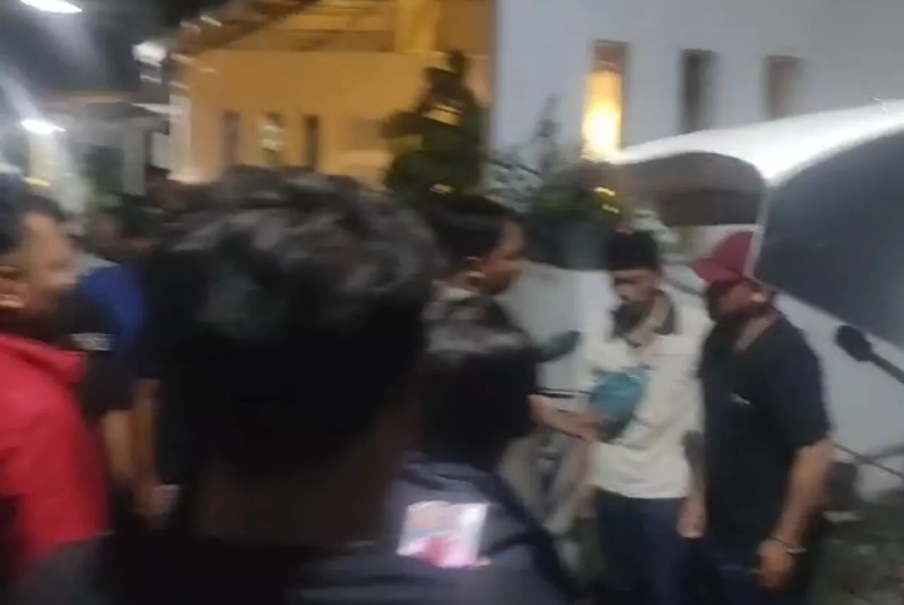 Warga Kaliwates Tangkap Tangan Diduga Pembagian Sembako Paslon Cabup Cawabup Jember