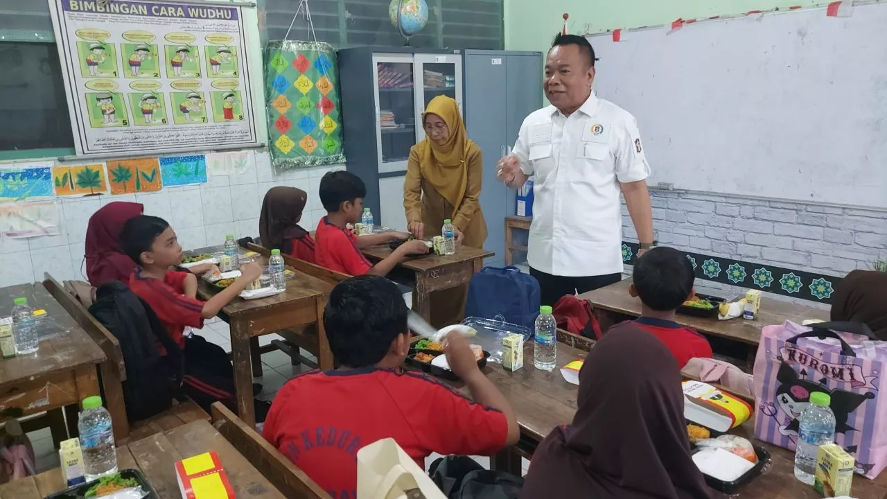 Yona Bagus Widyatmoko Trial & Error Program Makan Bergizi Gratis di SDN Kedurus I