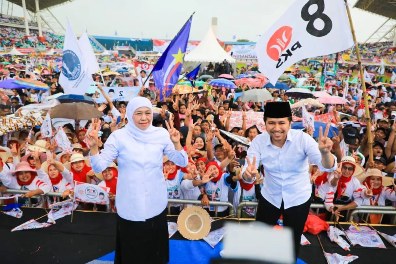 Puluhan Ribu Pendukung Khofifah-Emil Padati Kampanye Akbar di Jember