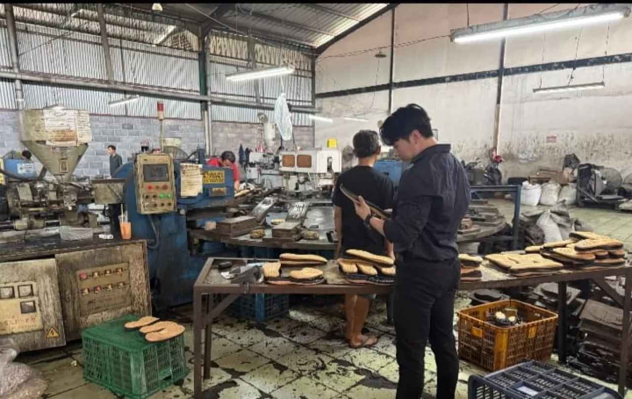 Berkat Keuletan dan Inovasi, Pengusaha Muda Sebut Produksi Sol Sepatu Capai 12 .000 unit perhari