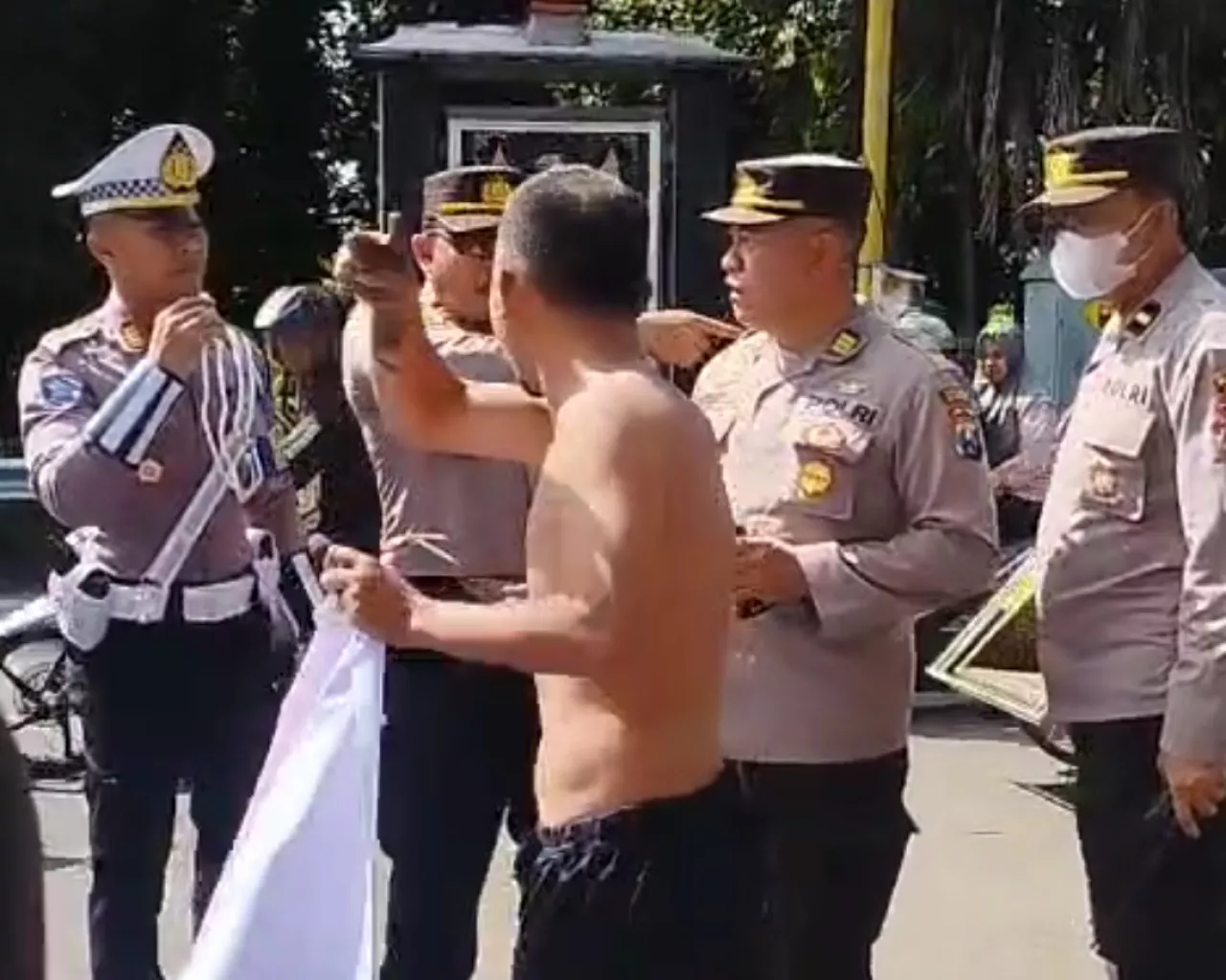 Jalan Rusak Parah, Kecelakaan Tinggi Warga Puger Blokade Jalan, Desak PT Imasco Bertanggung Jawab 