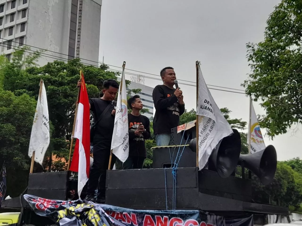 Lagi AMI Geruduk Gedung DPRD Surabaya, Tantang Lawan Pengusaha Diskotik Curang dan Culas
