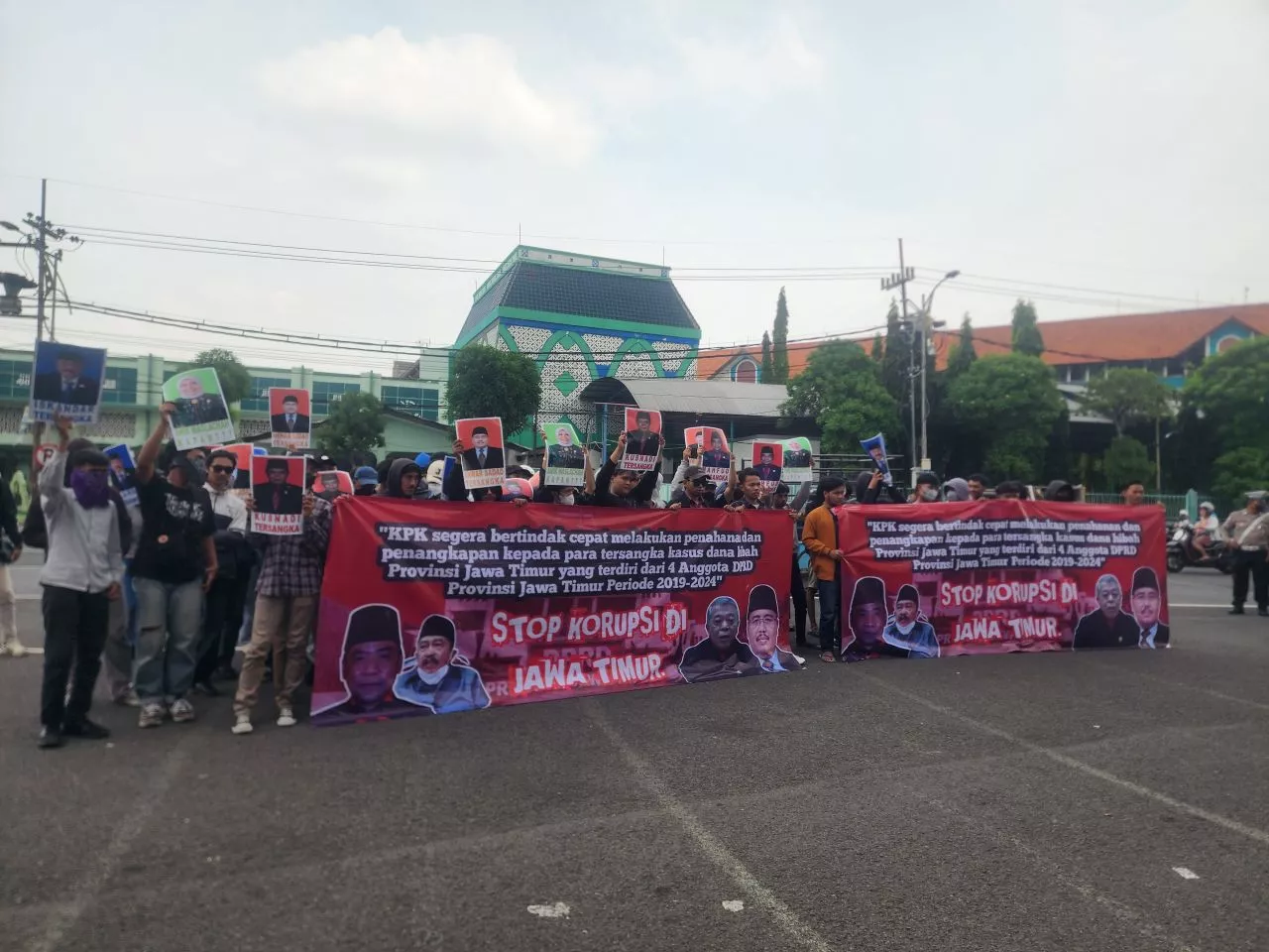 Tuntut KPK Tuntaskan Dugaan Kasus Korupsi Dana Hibah, JAKA Jatim Geruduk Gedung DPRD Jawa Timur 