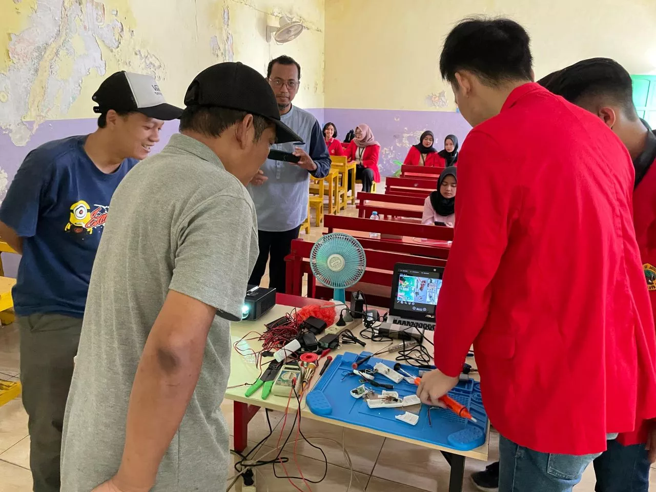 KKN Untag Surabaya Hadirkan Alarm Panik, Inovasi Murah untuk Keamanan RW 10 Tambaksari