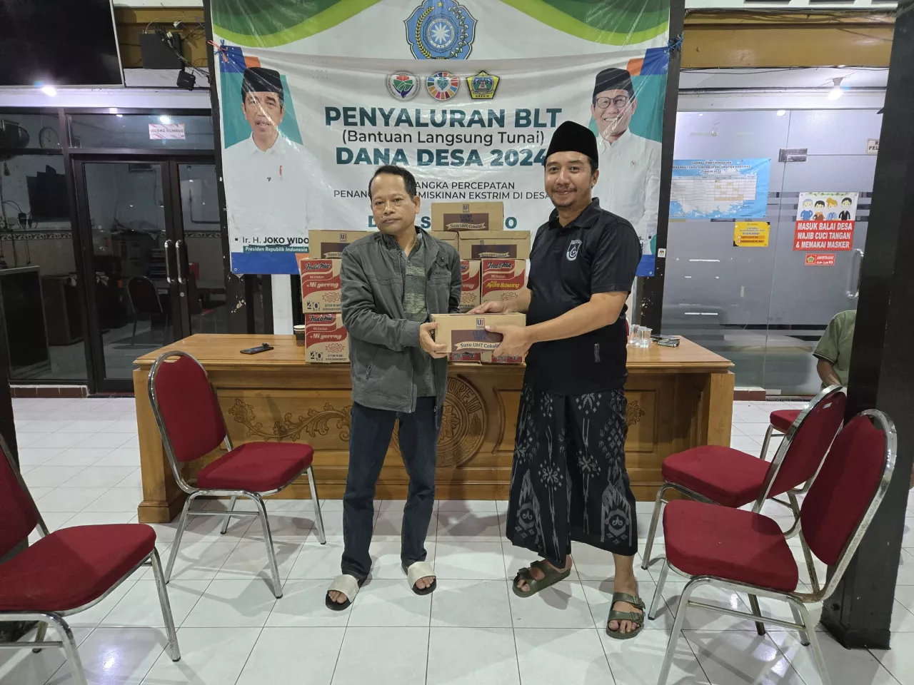 Dimas Setio Wicaksono Serahkan Bantuan untuk Korban Banjir Rob di Desa Sukorejo