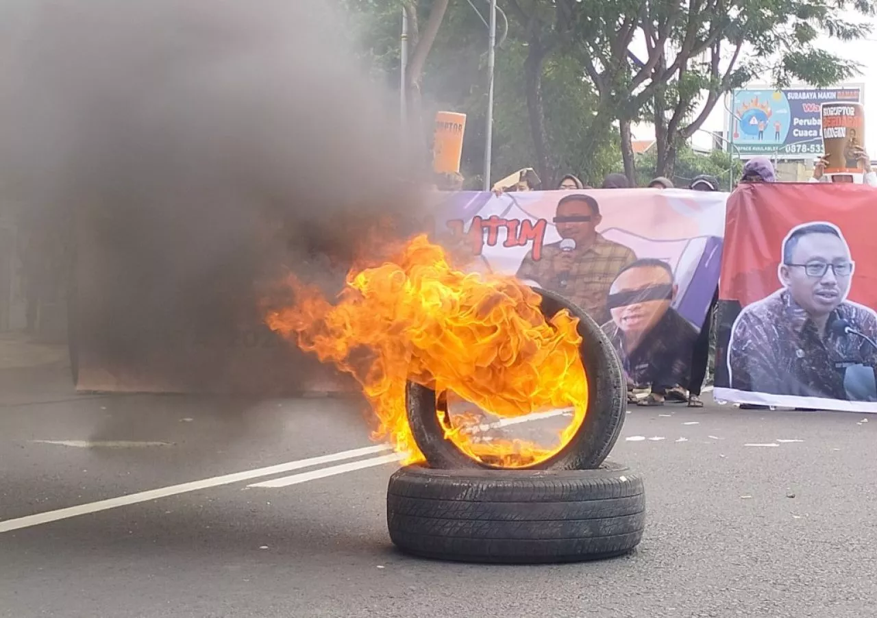 Bakar Ban di Depan Bappeda Jatim, Jaka Jatim Sesalkan Belum Ada Tersangka Kalangan Eksekutif 