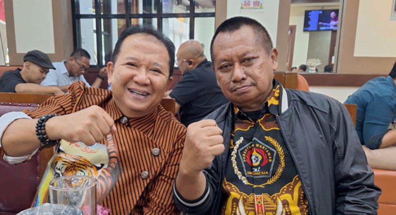 Keterangan Foto : Bupati Jember Hendy Siswanto bersama Ketua PWI Jatim Lutfil Hakim di PWI pusat.