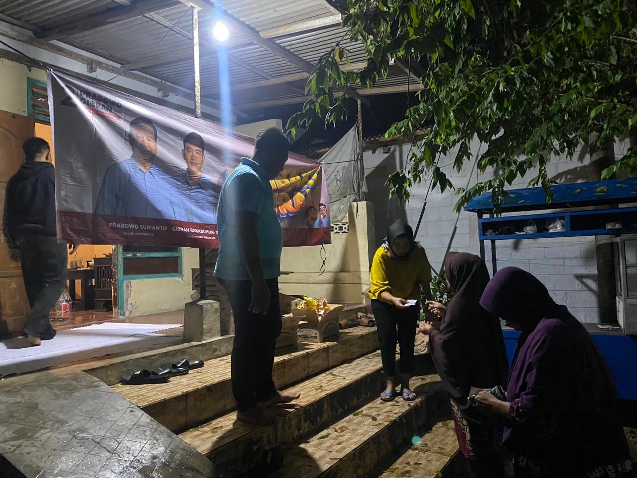 Relawan Prabowo-Gibran Berkharisma Gaspol Bagikan Paket Makan Siang Gratis di Pacitan