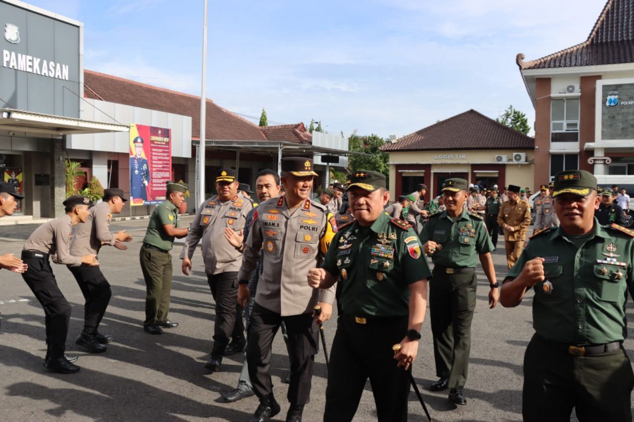 Pemilu 2024, Kapolda Jatim Bersama Pangdam V Brawijaya Kunjungi Polres Pamekasan