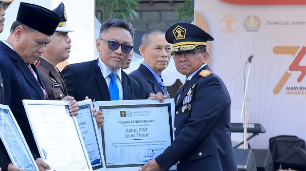 Kanwil Kemenkumham Beri Penghargaan PWI Jatim di Hari Bhakti Imigrasi ke 74