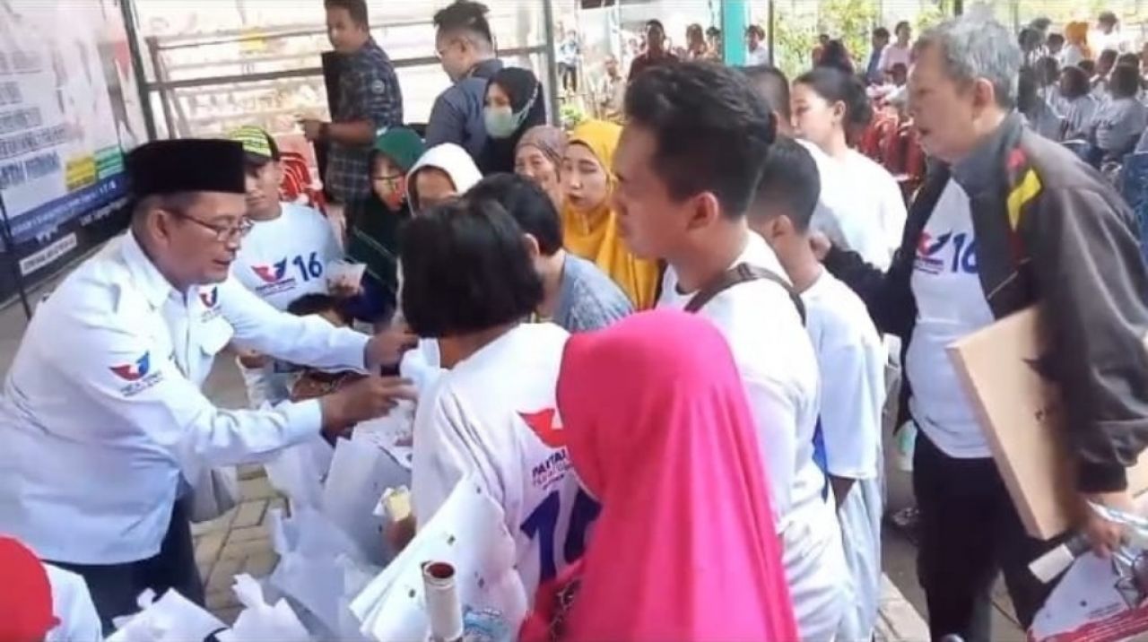 Caleg Partai Perindo Dapil Surabaya III, Badaruddin Gelar Bazar Sembako Murah