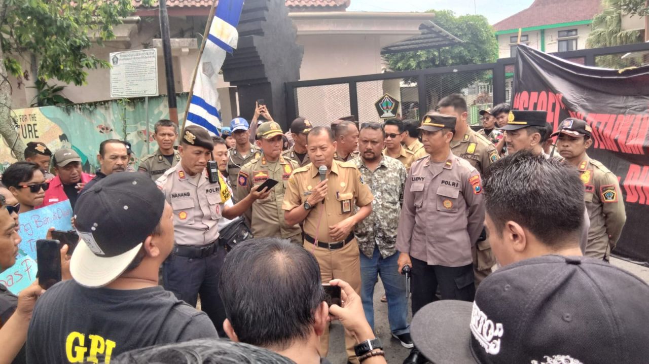 Keterangan Foto : Kepala Dinas PUPR Kabupaten Blitar, Dicky Cobandono menemui peserta aksi demo