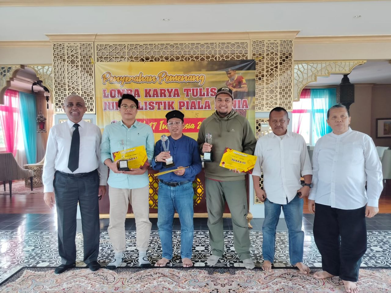 Ahmad Riyadh Serahkan Hadiah Lomba Karya Jurnalistik Piala Dunia U-17 Indonesia 2023