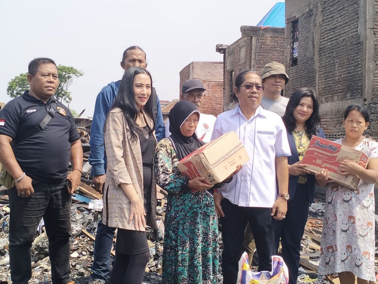 Hotel Vasa dan Aliansi Wartawan Surabaya Salurkan Bantuan bagi Korban Kebakaran di Kelurahan Jepara